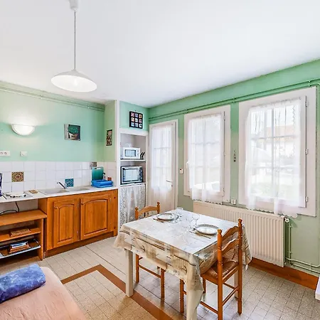 1 Bedroom Beautiful In Holiday home Royan